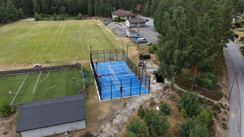 Oversiktsbilde av Hørte Stadion med padelbanen
