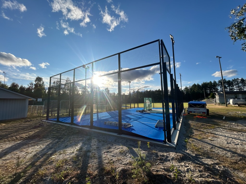 Padelbanen til Hørte IL i kveldssol med spillere i aksjon